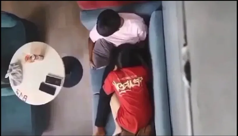 Quay lén ghệ bú mút cho cô bạn gái nơi công cộng