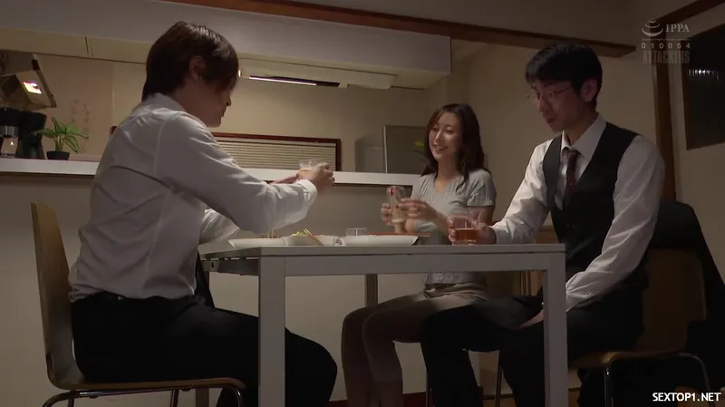 đến nhà cấp trên ở nhờ, cưỡng bức luôn vợ sếp