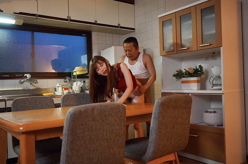 Cục vàng bị gã chồng mới của mẹ quan hệ mỗi ngày, cho dù đã có người yêu