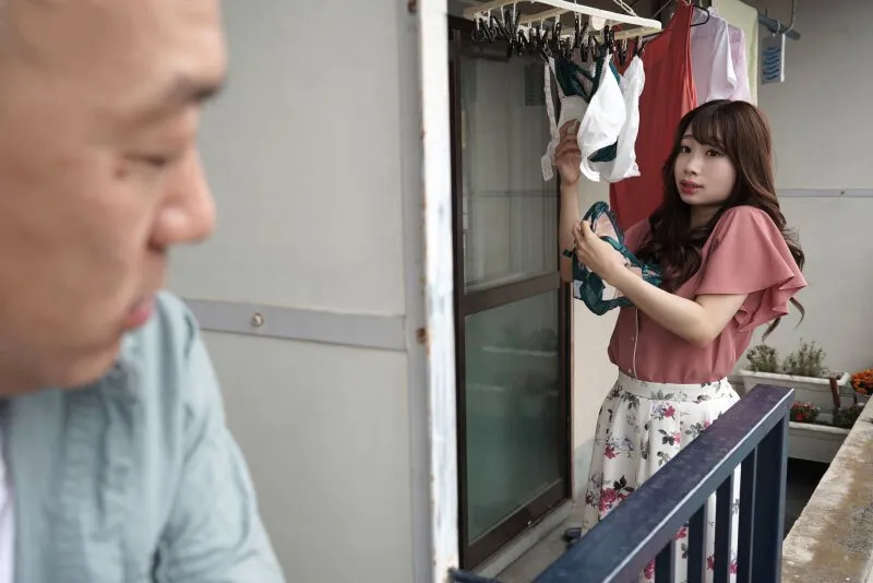 Gã nhà kề bên chuyên soi mói và cặp cô vợ gã chồng thường xuyên rên la quá to