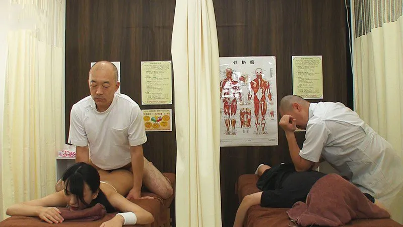 Dẫn cô bạn gái đi mát-xa rồi bị nện cạnh bên mà không hề hay biết