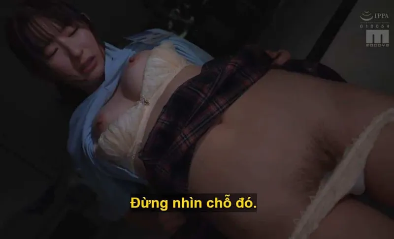Người sếp trên tính toán cách "dạy dỗ" cô nhân viên dưới quyền kiêu ngạo lười nhác, suốt ngày bận rộn chat chit cùng người yêu.